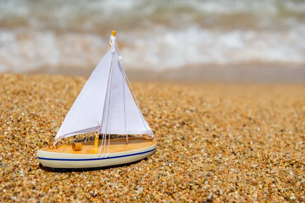 Leksak segelbåt — Stockfoto