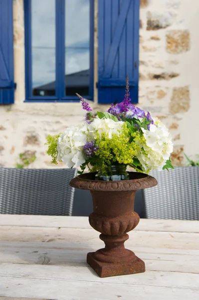 Французький антикварні ваза з квітами — стокове фото