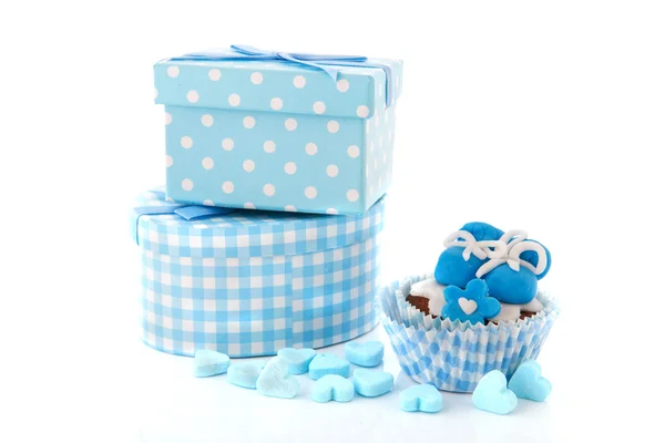Bebé niño cupcakes y regalos — Foto de Stock