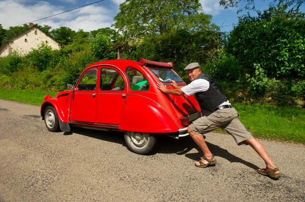 Hombre francés con coche roto — Foto de Stock