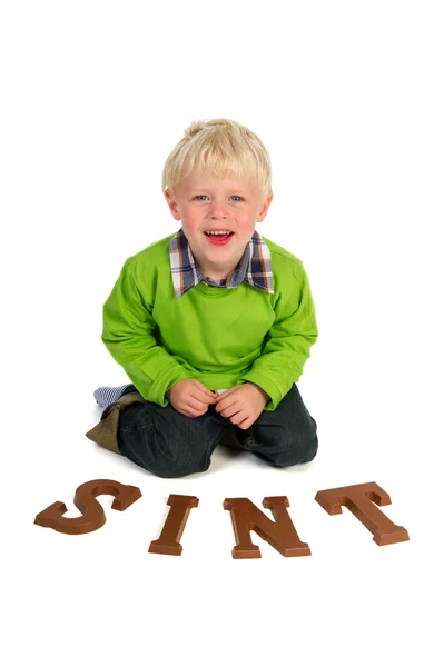 Голландский ребенок с шоколадными буквами — стоковое фото