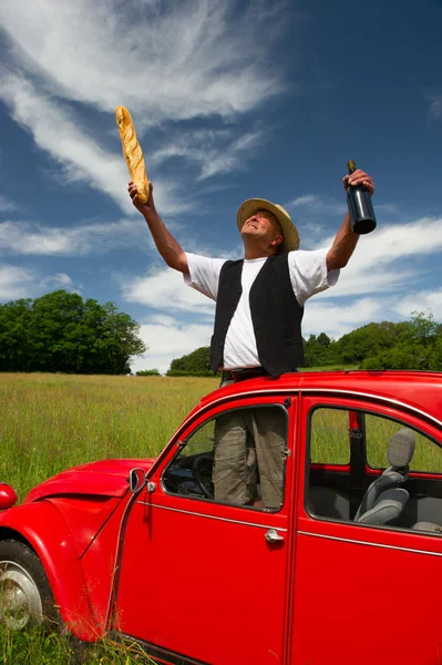 Homem francês com seu típico carro vermelho — Fotografia de Stock