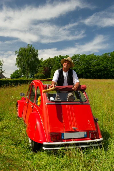 Francuski człowiek z jego typowy czerwony samochód — Zdjęcie stockowe