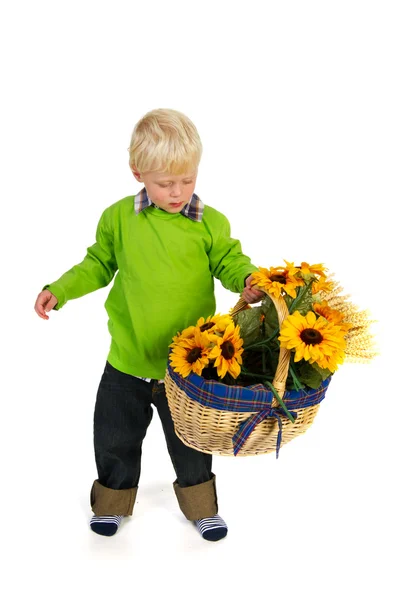 Мальчик с корзинкой цветов — стоковое фото