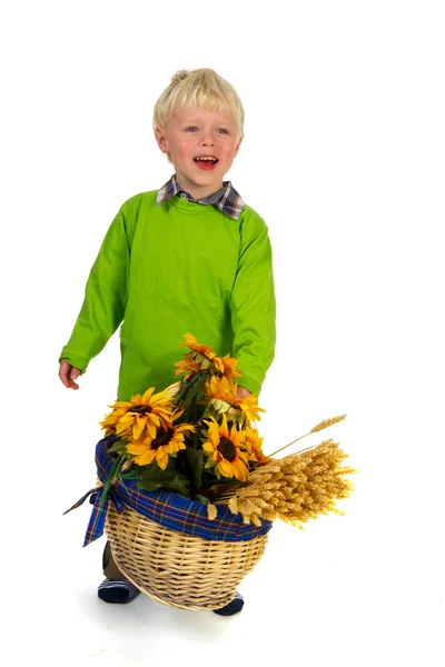 Ragazzino con cesto di fiori — Foto Stock