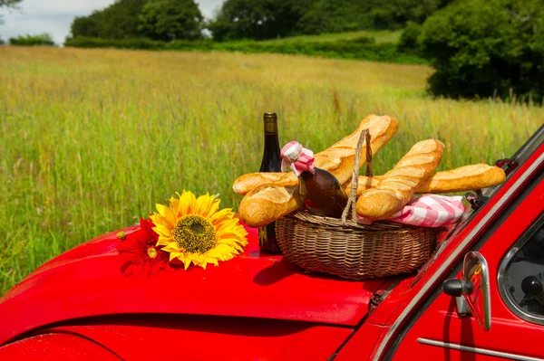 Coche francés con pan y vino —  Fotos de Stock