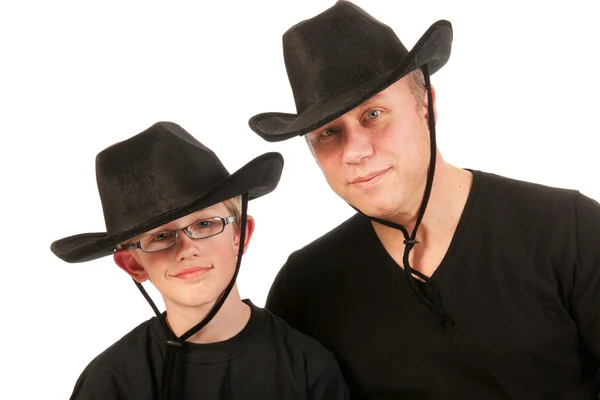Мужчина и ребенок в ковбойских шляпах — стоковое фото