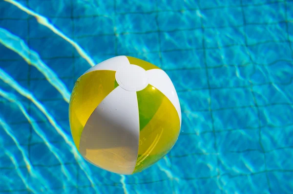 Nafukovací plážový míč ve vodě — Stock fotografie