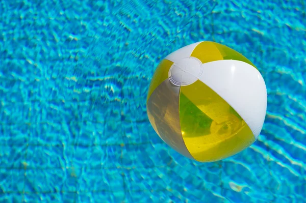 Надувной пляжный мяч в воде — стоковое фото