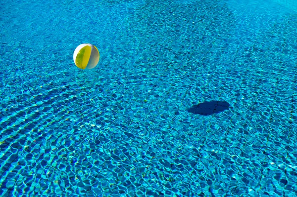 Плавающий мяч в бассейне — стоковое фото