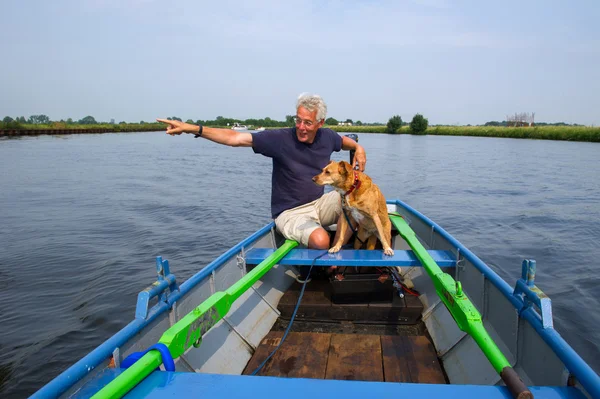 ボートで犬と一緒に男 — ストック写真