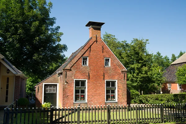Starý dům v provincii friesland — Stock fotografie