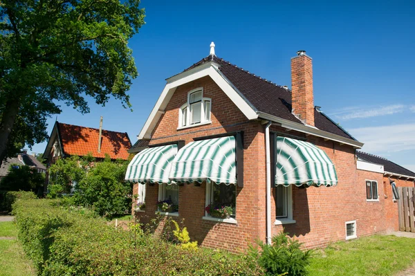 Gammelt hus i Friesland - Stock-foto