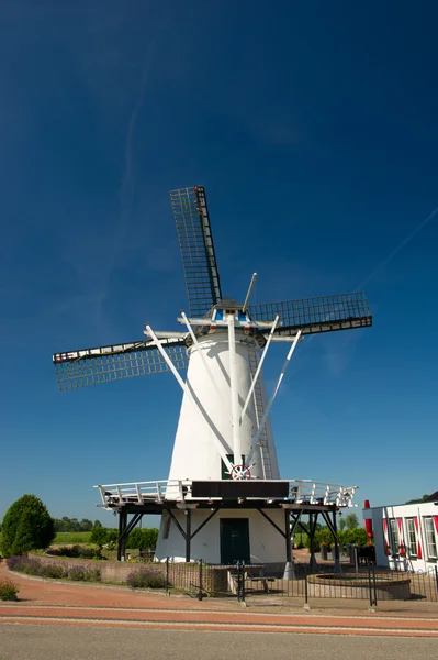 Witte Nederlandse molen — Stockfoto