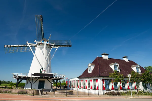 Beyaz Hollanda Yeldeğirmeni — Stok fotoğraf