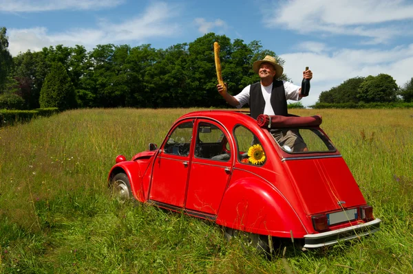 Hombre francés con su típico coche rojo — Foto de Stock