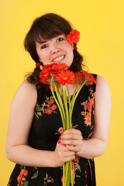 Teen girl with flowers — Stock Photo, Image