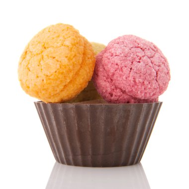 Çikolatalı fincan taze bademli kurabiye