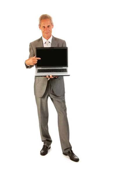 Senior zakenman wijzend op laptop — Stockfoto
