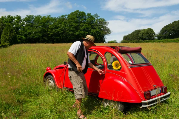Γάλλος άντρας με το τυπικό κόκκινο αυτοκίνητό — Φωτογραφία Αρχείου