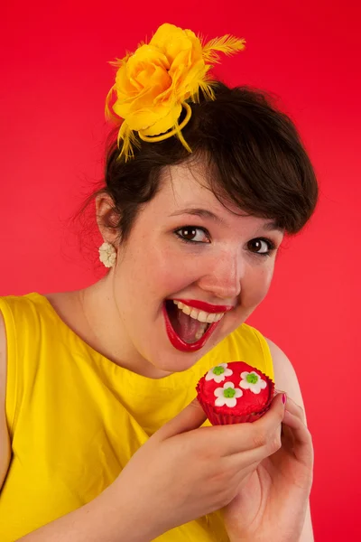 Kvinna äta cupcakes — Stockfoto