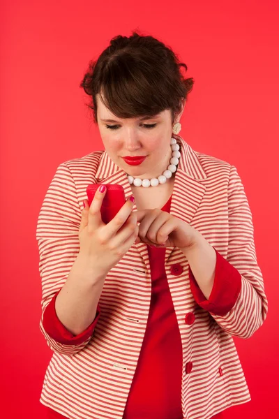 Mladá žena s chytrým telefonem — Stock fotografie