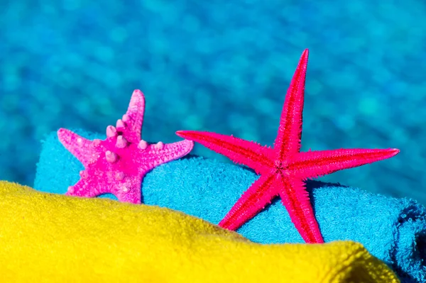 Морські зірки і рушники — стокове фото