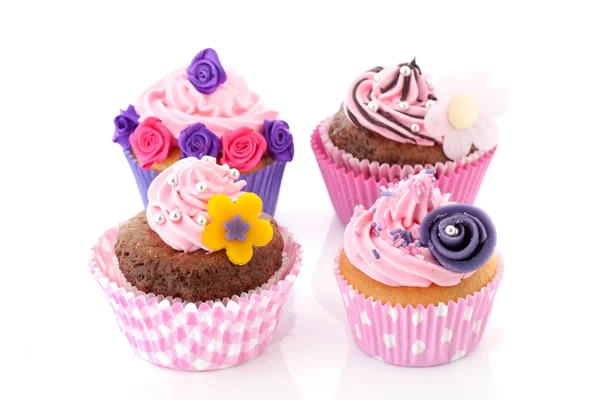 Vier kleurrijke cupcakes — Stockfoto