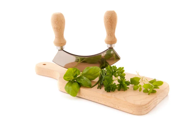 Tabla de cortar con hierbas frescas —  Fotos de Stock