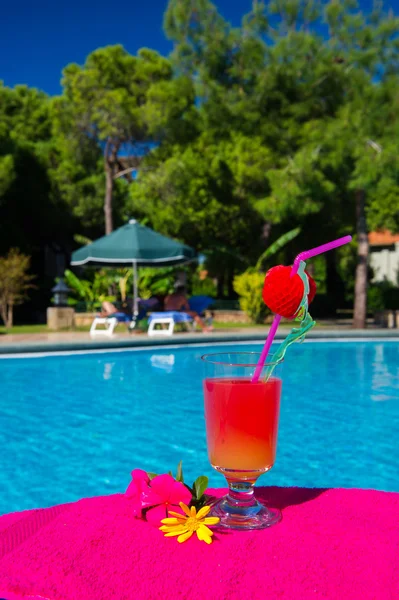 Bevanda di cocktail a piscina ppol — Foto Stock