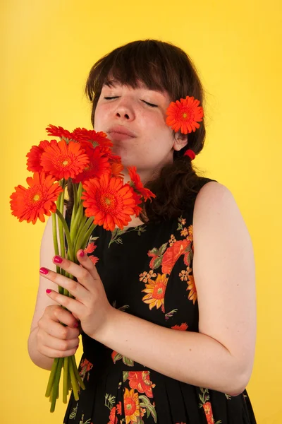 Tini lány virággal — Stock Fotó