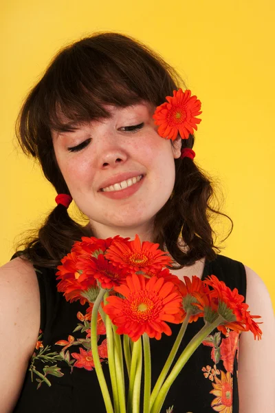 Menina adolescente com flores — Fotografia de Stock