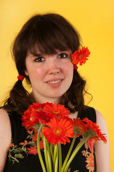 Dospívající dívka s květinami — Stock fotografie