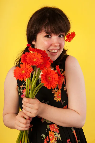 Ragazza adolescente con fiori — Foto Stock