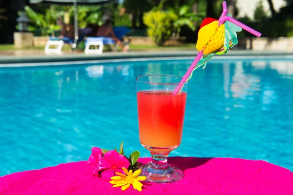 Cocktail drinken op zwembad ppol — Stockfoto