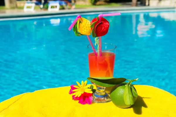 Cocktail drinken op zwembad ppol — Stockfoto