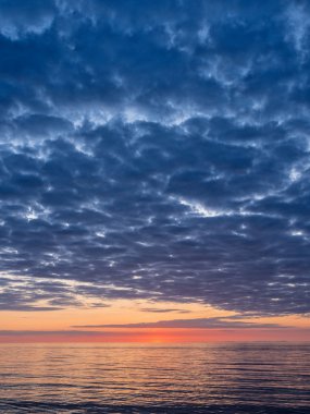 Baltık Denizi kıyısında gün batımı.