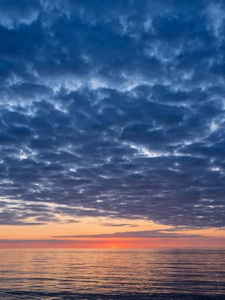 Zonsondergang aan de Oostzeekust. — Stockfoto