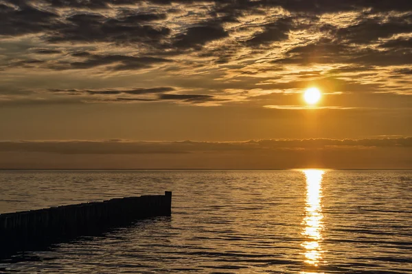 Zonsondergang aan de Oostzeekust. — Stockfoto
