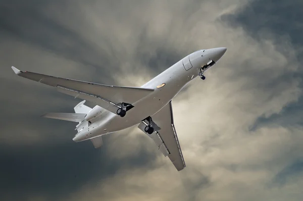 Vliegtuig in dramatische hemel — Stockfoto