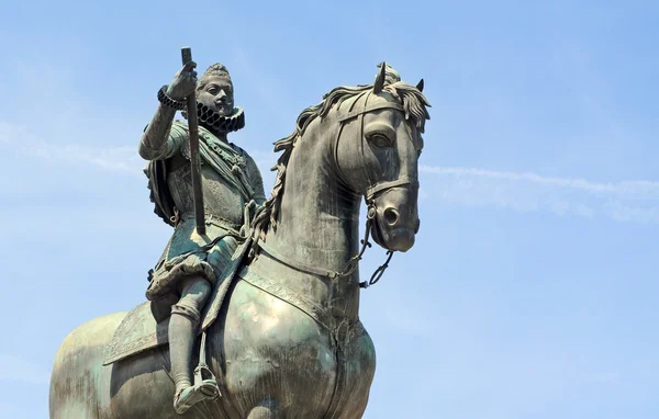 Socha krále Filipa iii. na náměstí velké v Madridu — ストック写真
