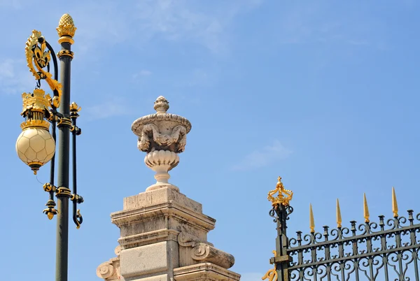 Symboly královské rodiny, královský palác, madrid, Španělsko — Stock fotografie