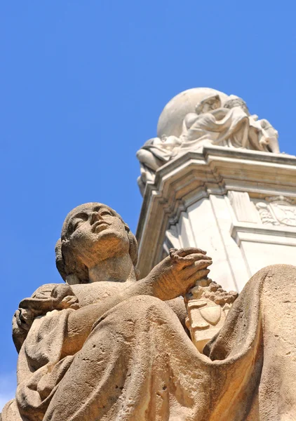 Статуя молящейся женщины, Мадрид, Испания — стоковое фото