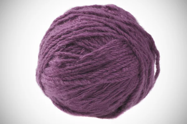 Knäuel aus violettem Garn — Stockfoto