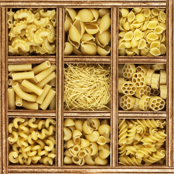 Diferentes tipos de massas italianas no catálogo de caixas de madeira — Fotografia de Stock