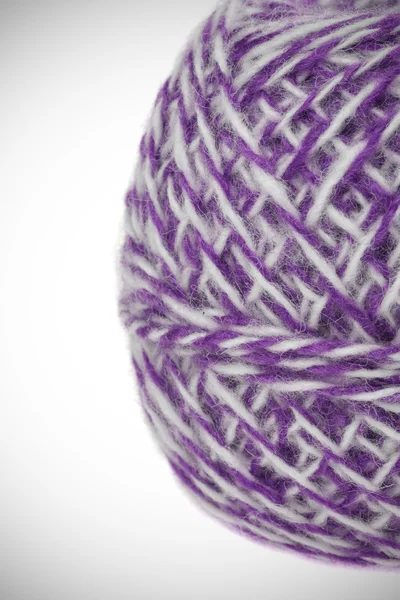 Bola de hilo blanco violeta — Foto de Stock