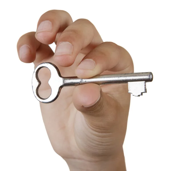 Mano de niño sosteniendo una llave . — Foto de Stock
