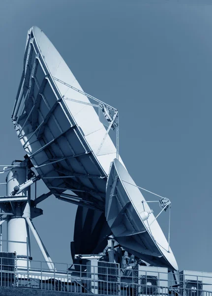 Dwóch anten satelitarnych — Zdjęcie stockowe