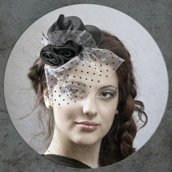 Ritratto vecchio stile della giovane ragazza in cappello con velo . — Foto Stock