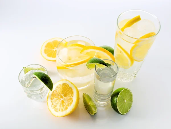 Getränke mit Zitrone und Limette — Stockfoto